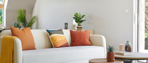 Meubles et décoration en Home staging Coup de coeur assuré avec ce Salon avec canapé coussins table basse 
